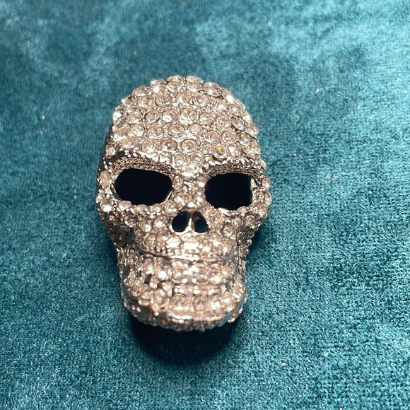Jewelry - Rhinestone Skull Brooch